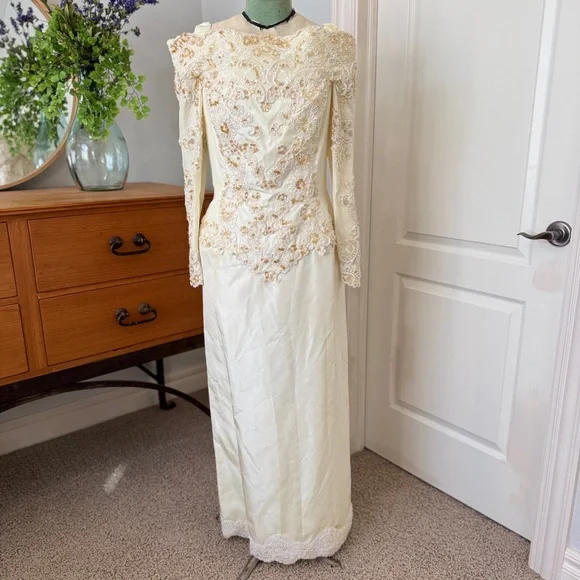 Vintage 1980s Demetrios Ivory Beaded Lace Wedding Gown w/ Detachable Train